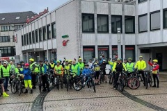 knapp 50 Radler starten trotz Dauerregen bei der Auftaktour