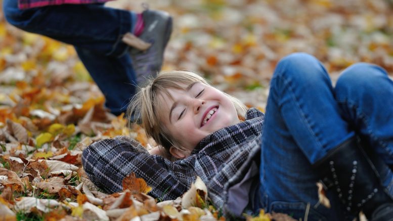 Kinder im Herbstlaub