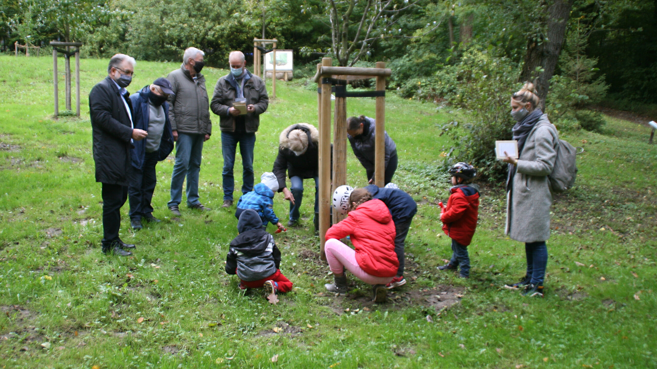 Kinder pflanzen Blumenzwiebeln im Mettmanner Stadtwald