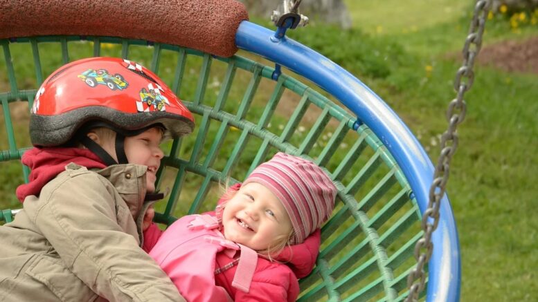 Kinder auf dem Spielplatz