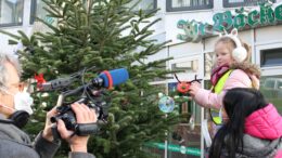 Kinder beim Weihnachtsbaum-Schmuckwettbewerb