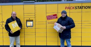 Daniel Cyrulinski und Christoph Siegert an der neuen Packstation.