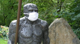 Neanderthaler mit Mund-Nasen-Schutz