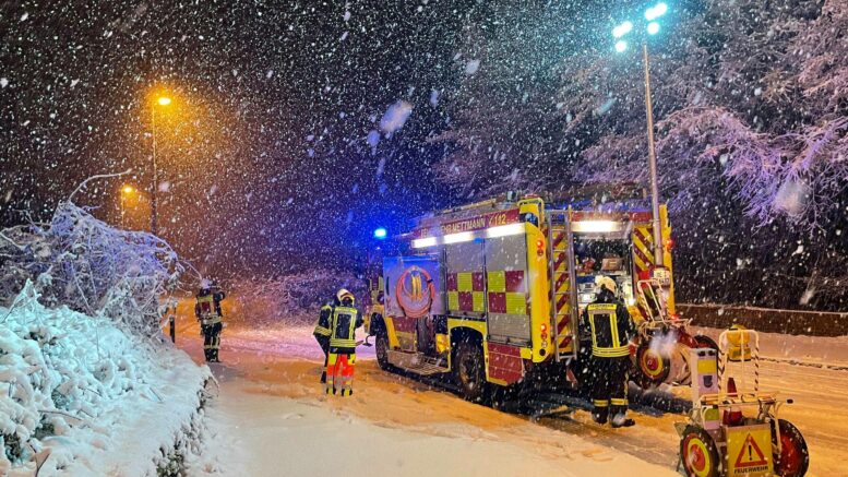 Feuerwehr auf verschneiter Straße