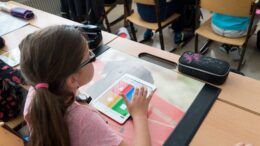 Eine Schülerin vor ihrem i-pad in der Schule