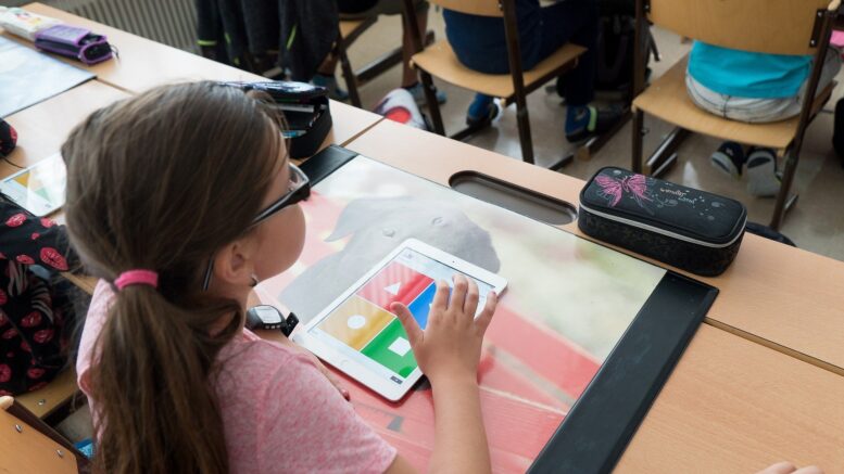 Eine Schülerin vor ihrem i-pad in der Schule