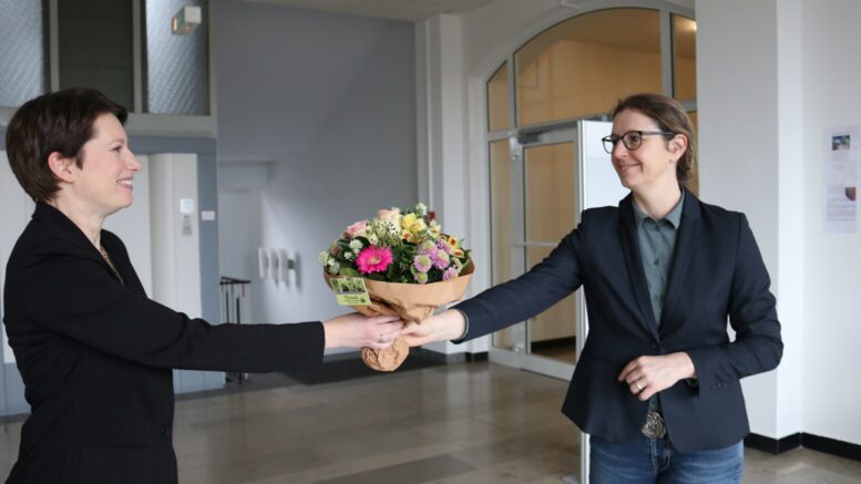 Bürgermeister Sandra Pietschmann reicht der neuen Gleichstellungsbeauftragten Karen Brinker einen Blumenstrauß