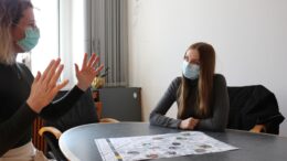Sophia Caspar mit Bürgermeisterin Sandra Pietschmann an einem Tisch.