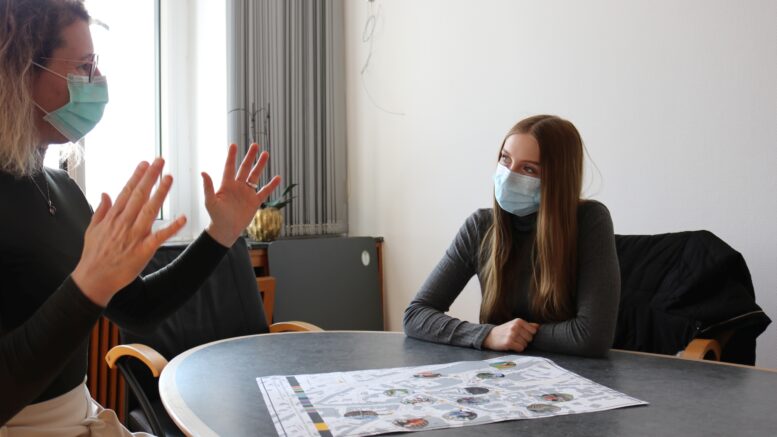 Sophia Caspar mit Bürgermeisterin Sandra Pietschmann an einem Tisch.