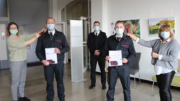 Bürgermeisterin Sandra Pietschmann und Kämmerin Veronika Traumann befördern zwei Feuerwehrmänner.