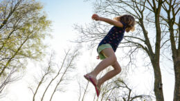 Kind auf einem Trampolin