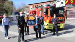 Ein Geschenk aus Gorazde wird der Feuerwehr überreicht