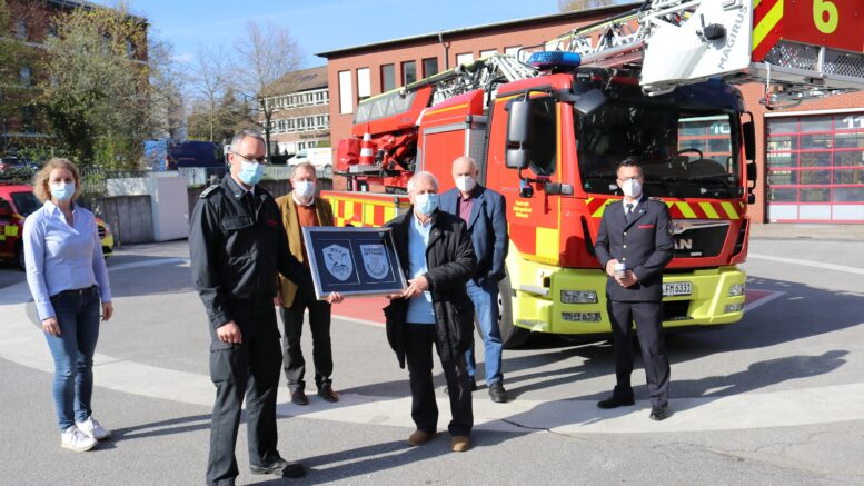 Ein Geschenk aus Gorazde wird der Feuerwehr überreicht