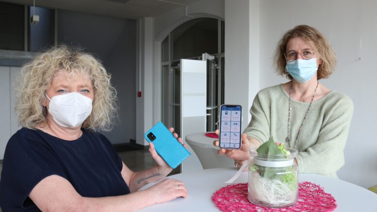 Bürgermeisterin Sandra Pietschmann und Sozialamtsleiterin Anja Karp stellen die App "Gut versorgt in Mettmann" vor