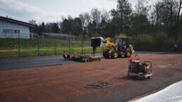 Das Kleinspielfeld an der Gruitener Straße erhält einen neuen Kunststoffbelag