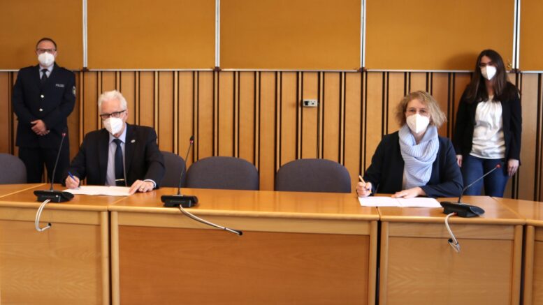 Bürgermeisterin Pietschmann und Landrat Hendele üntezeichnen die Ordnungspartnerschaft zwischen Stadt und Polizei.