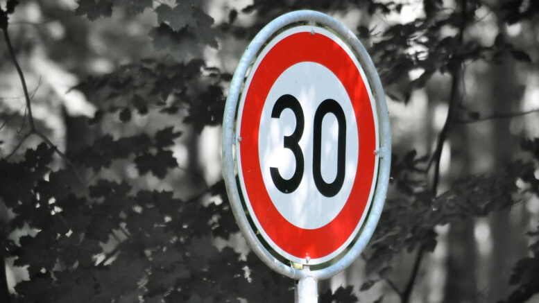 Tempolimit 30 Straßenschild
