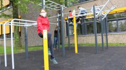Schülerin Eliane auf einem Klettergerüst