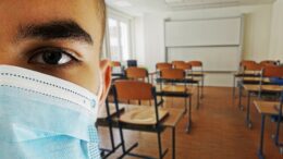 Schüler mit Maske im leeren Klassenzimmer