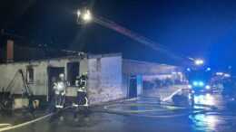 Feuerwehr im Einsatz auf einem Reiterhof