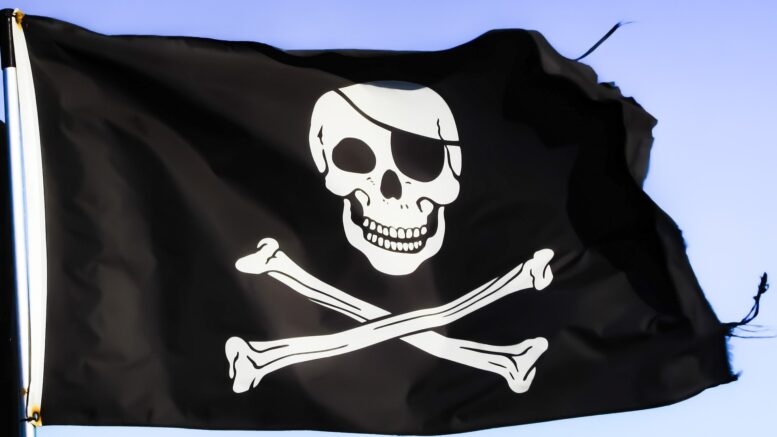 Piratenflagge weht über dem Bauspielplatz