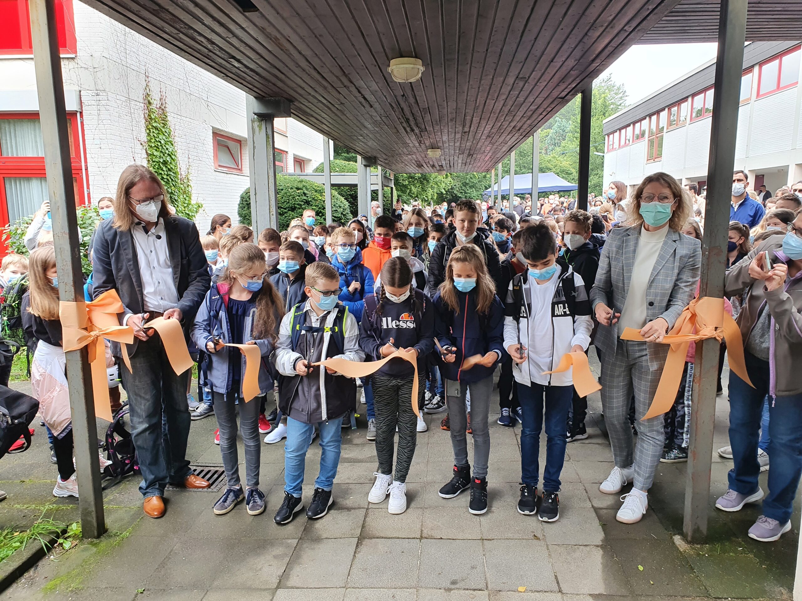 Die ersten Schülerinnen und Schüler der Gesamtschule begrüßt