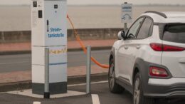 Ein E-Auto wird geladen