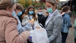 Bürgermeisterin Pietschmann verteilt Rosinenbrötchen an Schülerinnen und Schüler.