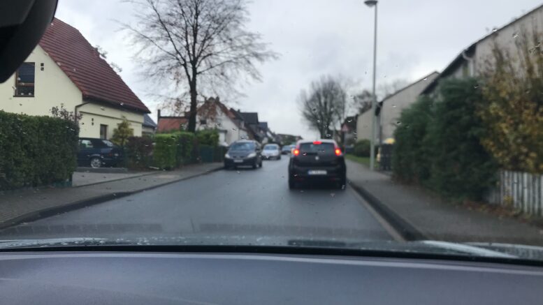 Parkende Autos auf der Eidamshauser Straße