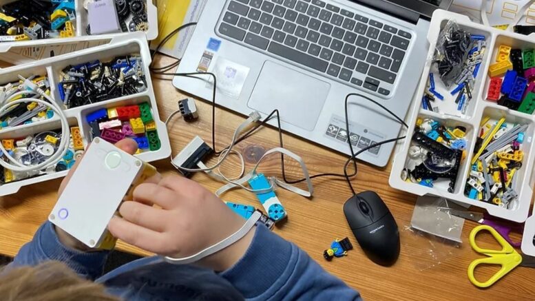 Kinder bauen einen Roboter