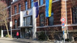 Europäische und urkainische Flaggen wehen vor dem Rathaus