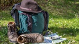 Ricksack und Wanderstiefel