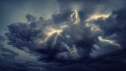 Unweter mit dunklen Wolken und Blitz