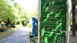 Hinweisschild auf dem Friedhof Goethestraße