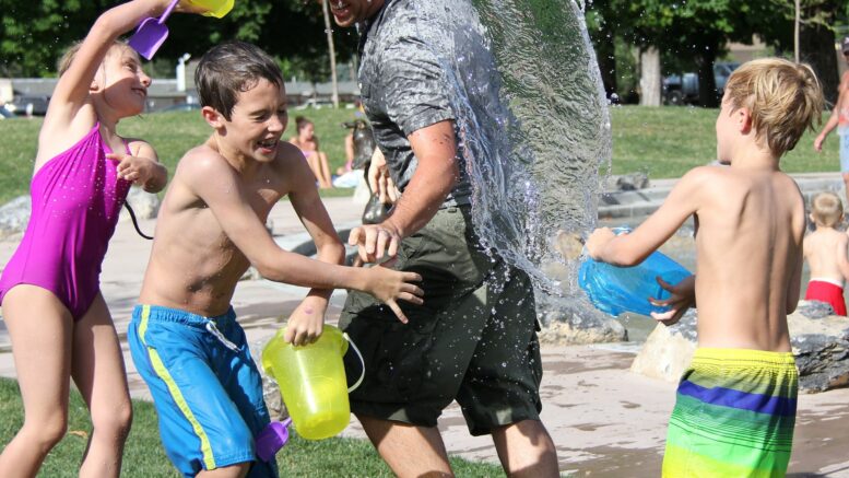 KInder spritzen einen Mann nass