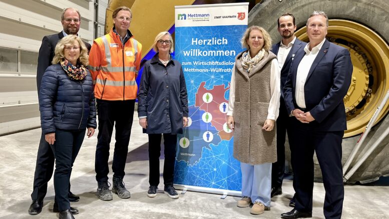 : v.r.n.l.: Bürgermeister Rainer Ritsche, Mario Burda, Lhoist Germany Rheinkalk GmbH, Bürgermeisterin Sandra Pietschmann, Manuela Jakobs-Woltering, Wirtschaftsförderung Mettmann, Gabor Lang, Werksleiter Lhoist Germany Rheinkalk GmbH, Anja Haas und Karsten