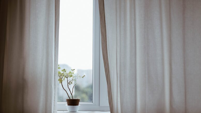 Fenster mit Gadinen