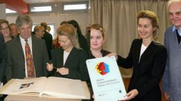 von der Leyen eröffnet das Mehrgenerationenhaus