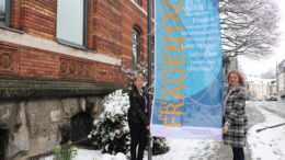 Fahne hissen vor dem Rathaus zum Wweltfrauentag
