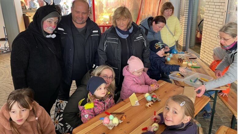 Ostereier-Malaktion für Kinder auf dem Wochenmarkt