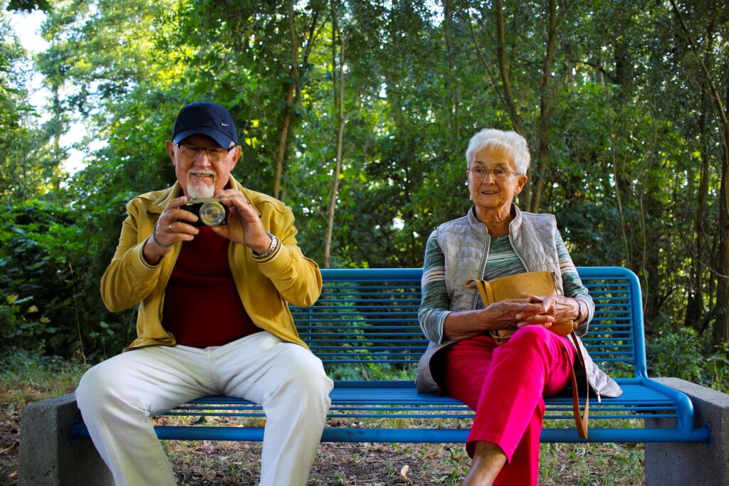 Senioren auf einer Parkbank