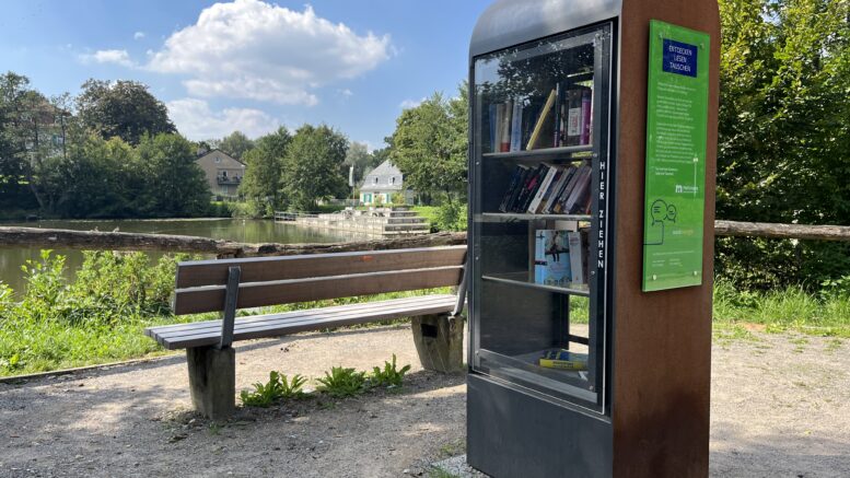 Bücherschrank am Goldberger Teich