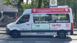 Der Bürgerbus an der Haltestelle Konrad-Heresbach-Gymnaium
