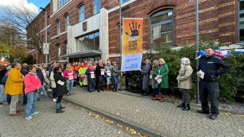 Fahne gegen Gewalt an Frauen gehisst.