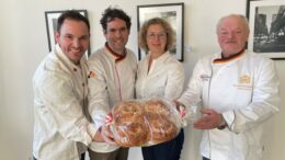 Bäcker überreichen Bürgermeisterin Pietschmann eine Neujahrsbretzel