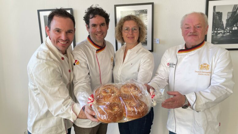 Bäcker überreichen Bürgermeisterin Pietschmann eine Neujahrsbretzel