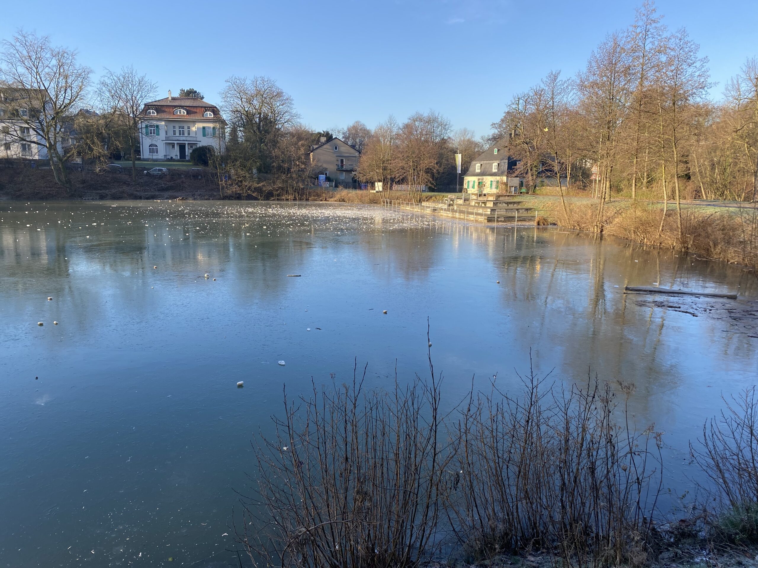 Lebensgefahr! Betreten der Eisflächen im Stadtwald ist verboten