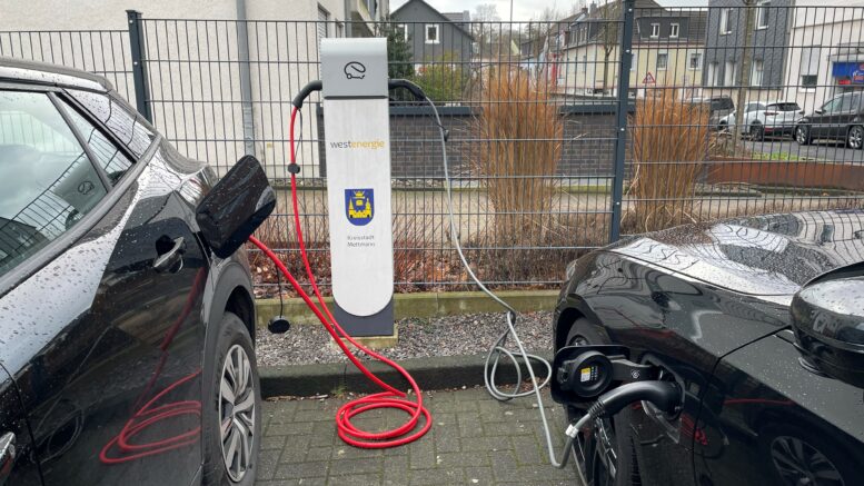 Zwei E-Autos tanken an einer Ladesäule