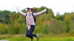 Frau springt vergnügt in die Luft