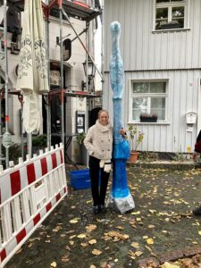 Heike Karagiannis mit der eingepackten Turmspitze